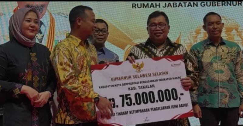 Bupati Takalar Dianugrahi Dua Penghargaan Indikator Makro, Total Rp150 Juta dari Gubernur Sulsel